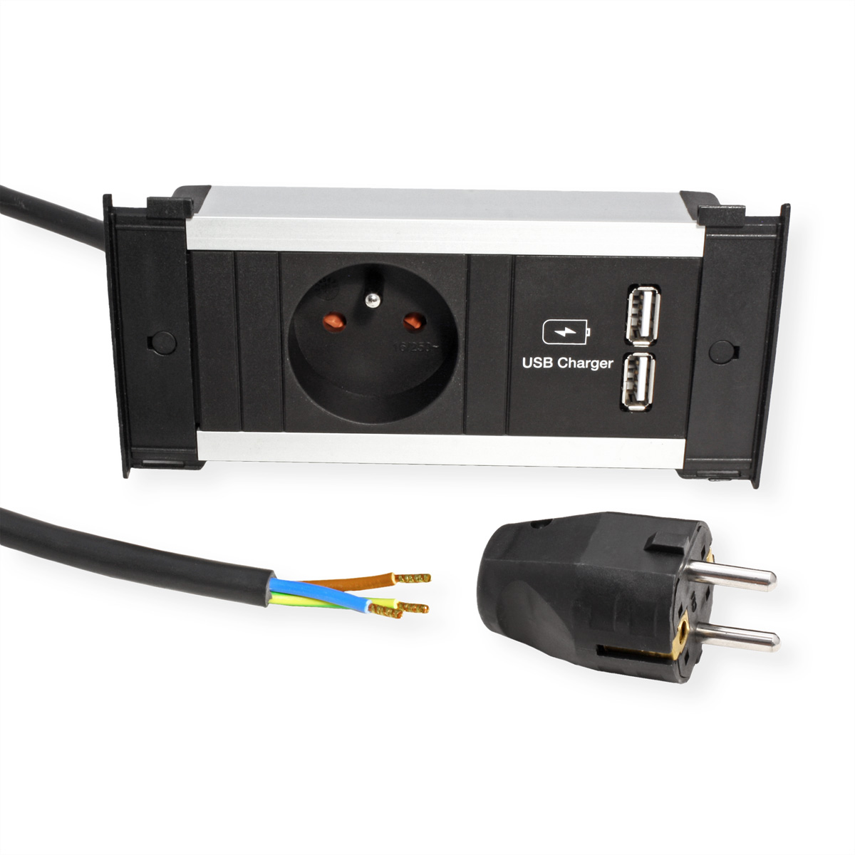 Presa elettrica nera e argento con presa e porte USB, con spina e fili. Sfondo bianco.