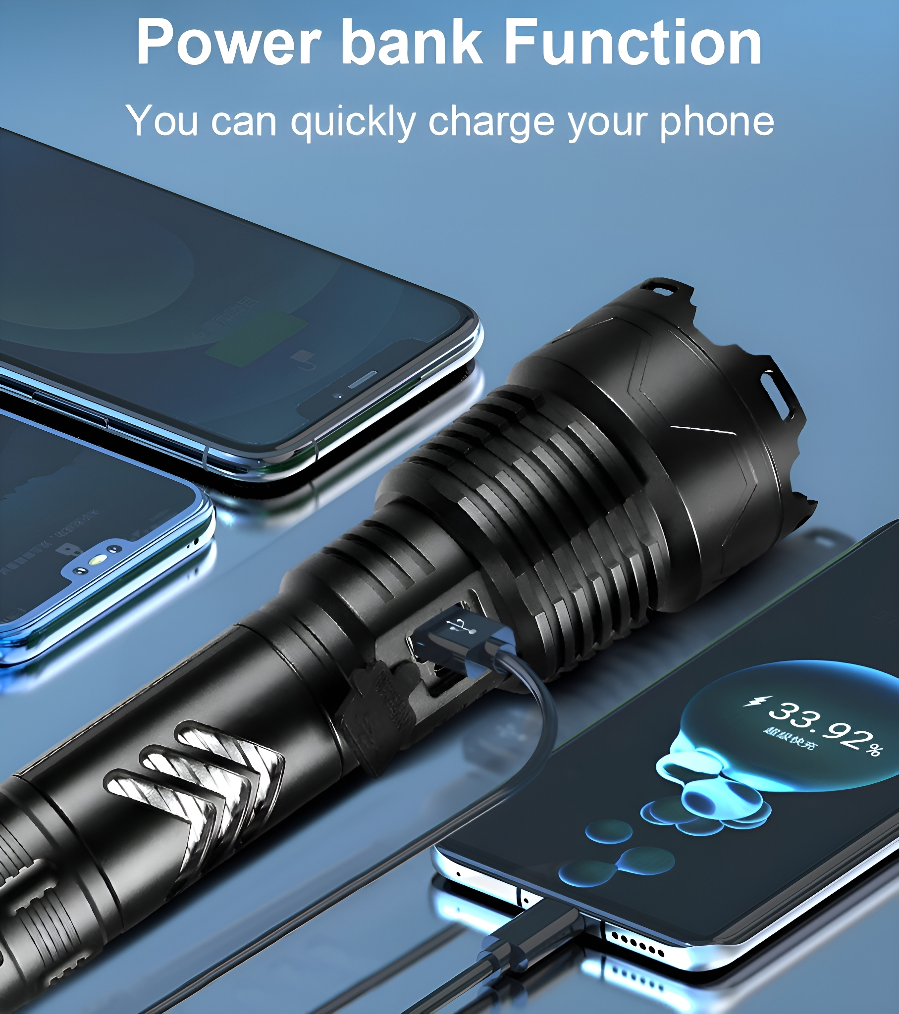Eine schwarze Taschenlampe lädt zwei Telefone auf. Eine Powerbank befindet sich auf der Seite. Der Hintergrund ist blau.