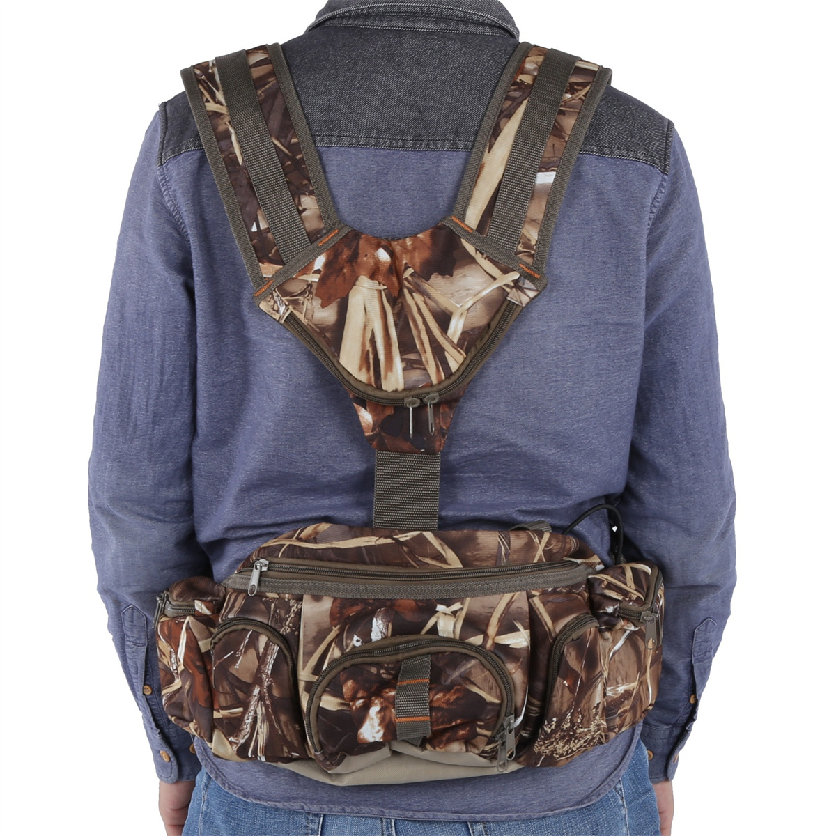 Mann, der eine Tarn-Gürteltasche trägt, von hinten gesehen.