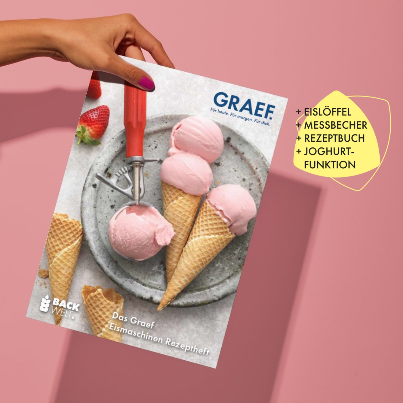 Eine Person hält ein Eisrezeptbuch mit Eiswaffeln.
