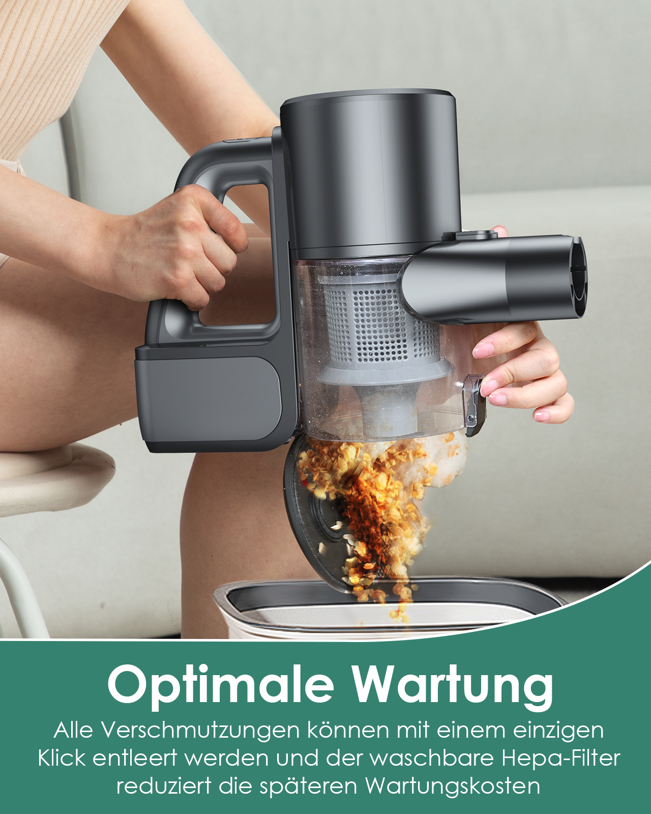 Eine Frau leert den Staubbehälter eines Staubsaugers. Schmutz fällt heraus. Text sagt 'Optimale Wartung'.