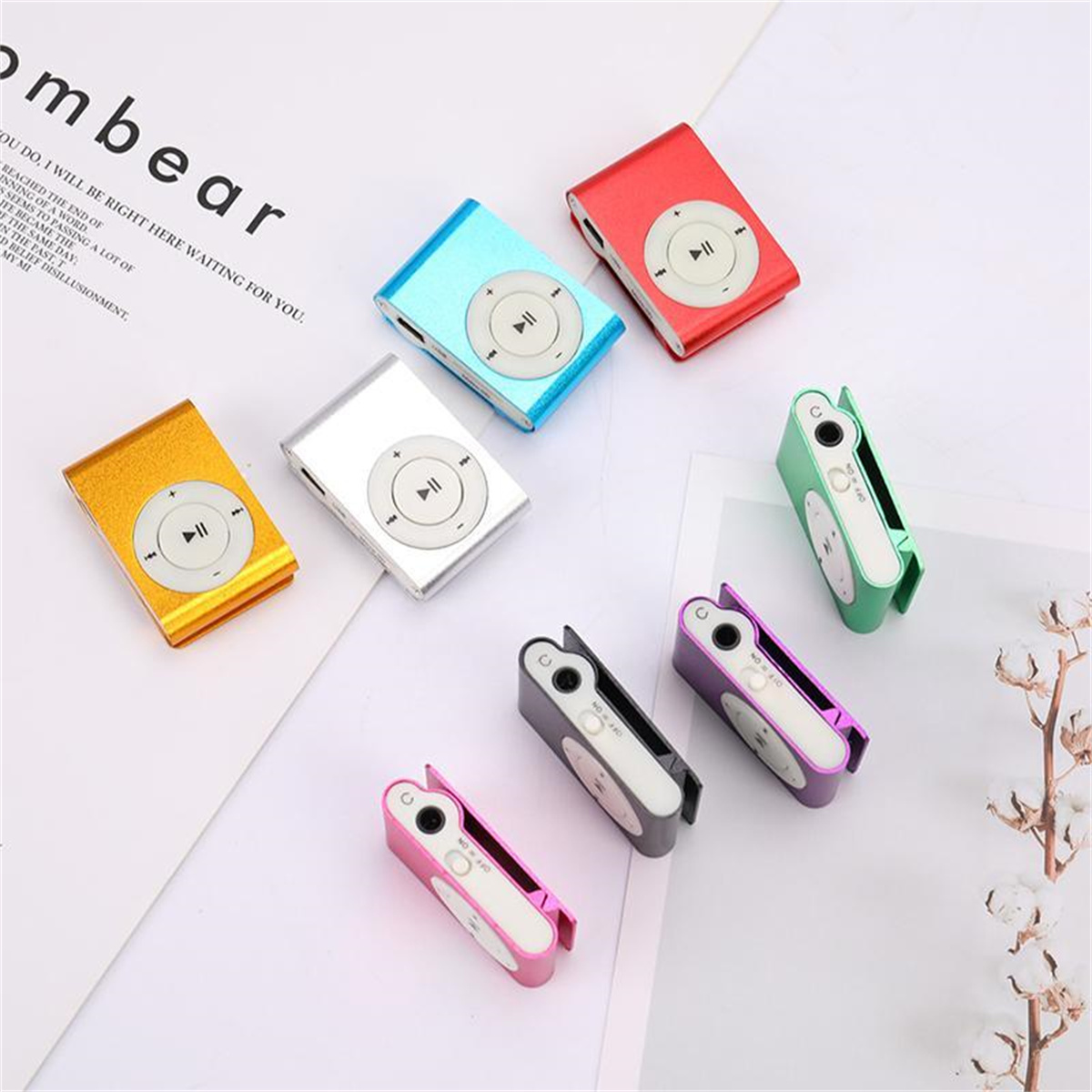 Mehrere MP3-Player in verschiedenen Farben. Die Player sind klein, mit einem Clip.