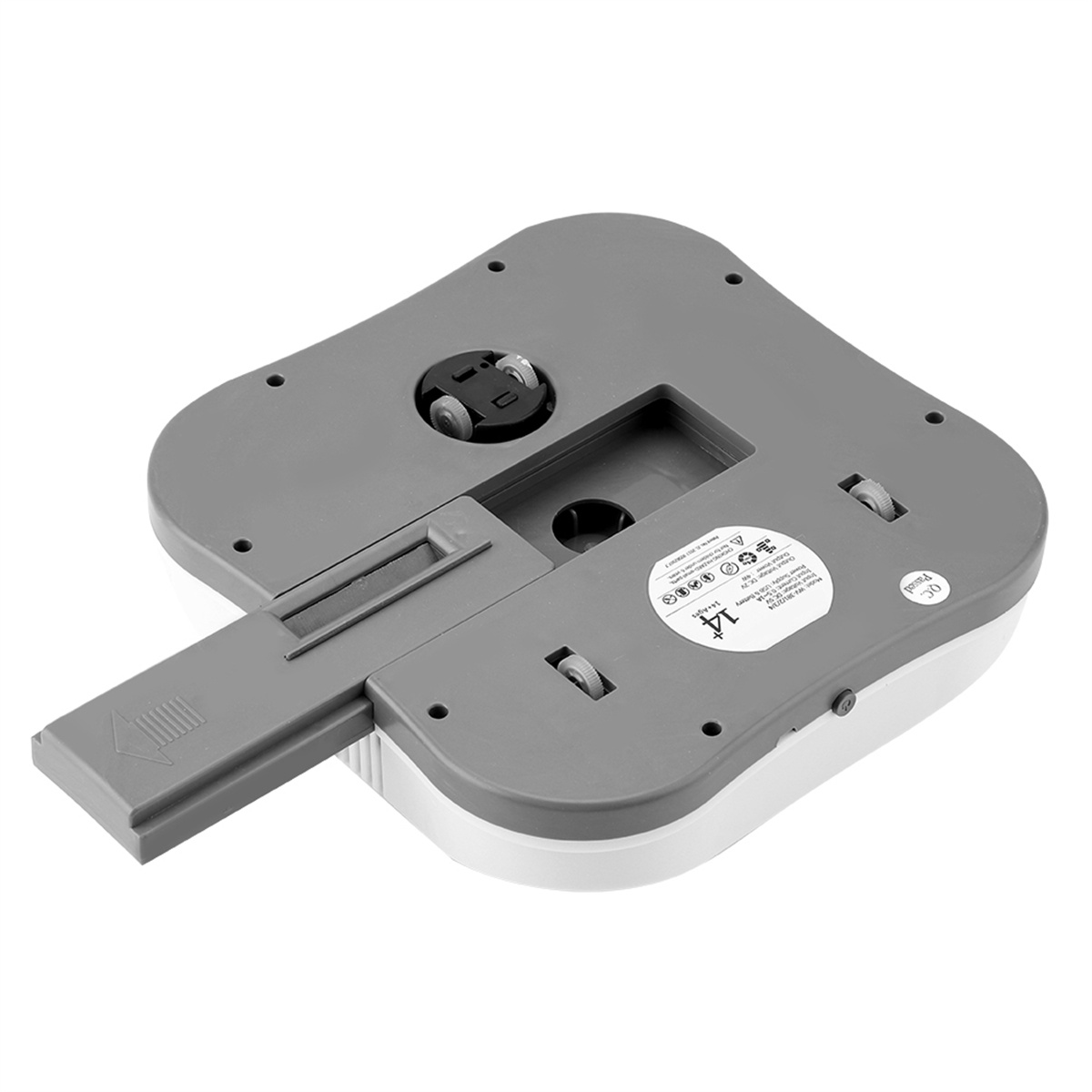 Die Unterseite eines weißen und grauen Roboter-Staubsaugers. Er hat Räder und einen Ladekontakt.