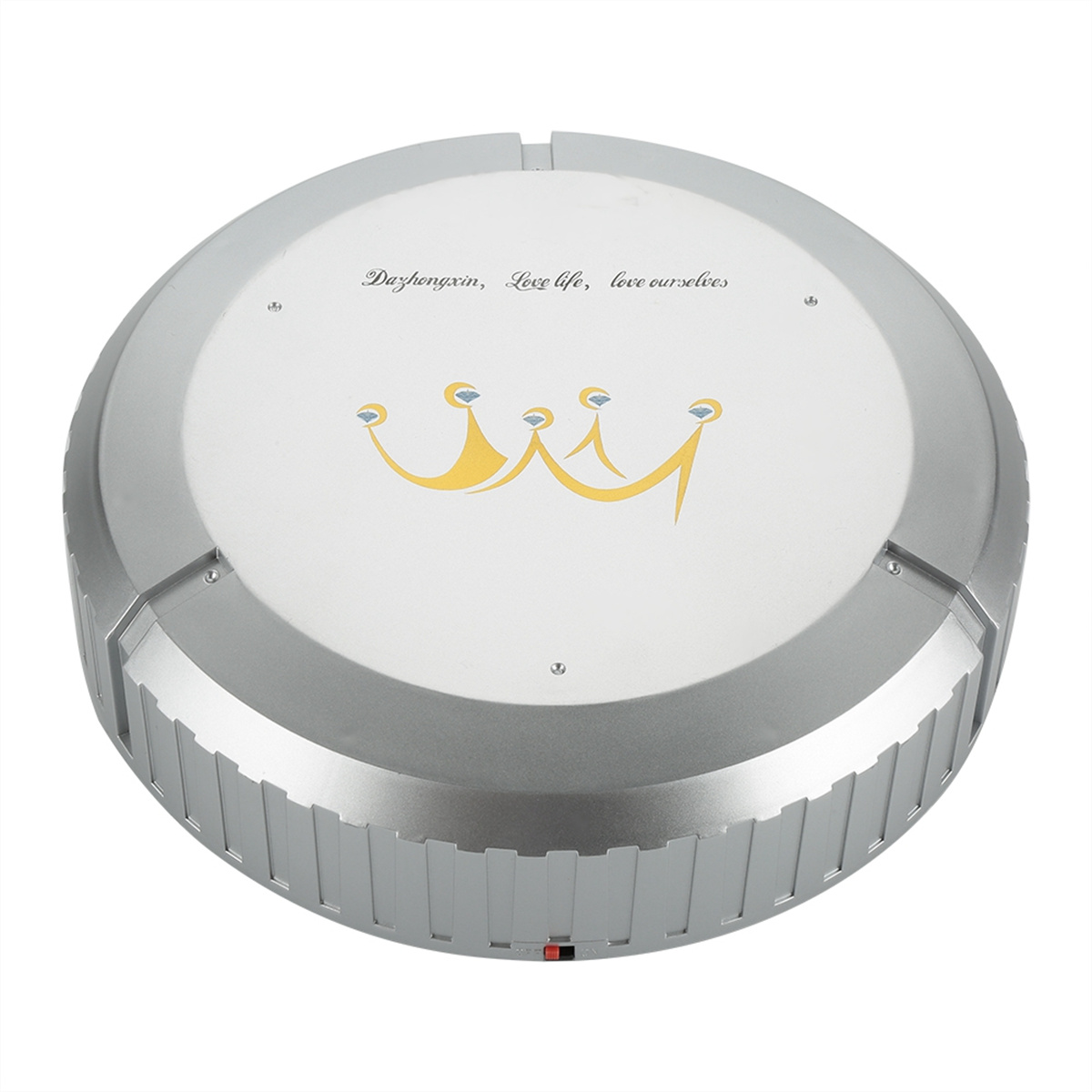 Ein silberner Roboter-Staubsauger mit Kronenlogo und Text oben, isoliert auf Weiß.