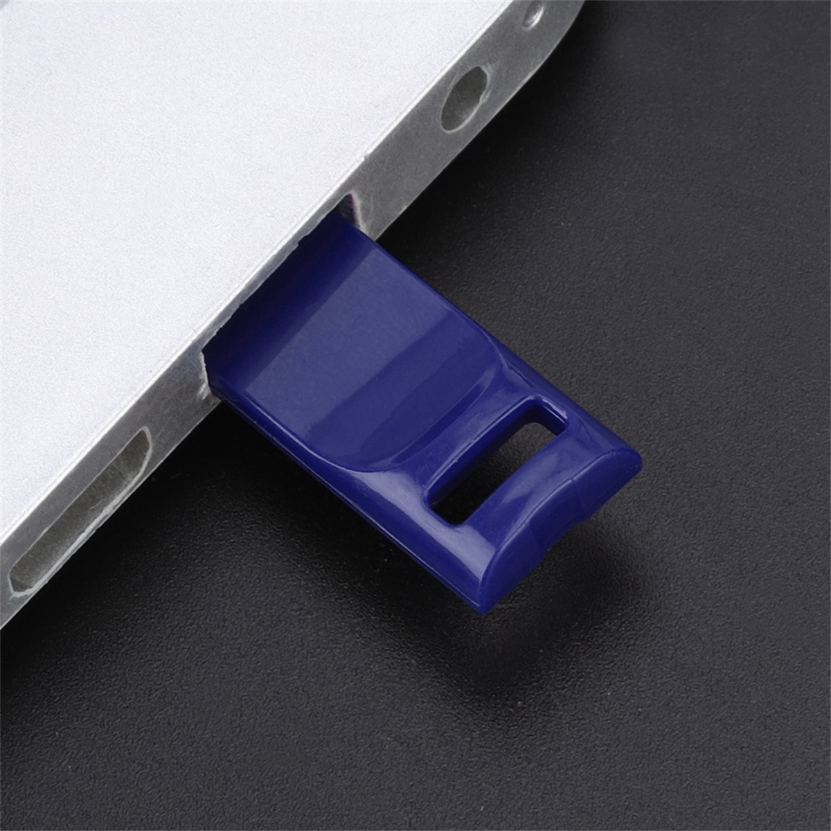 Nahaufnahme eines USB-Anschlusses mit einem blauen Kunststoffeinsatz.