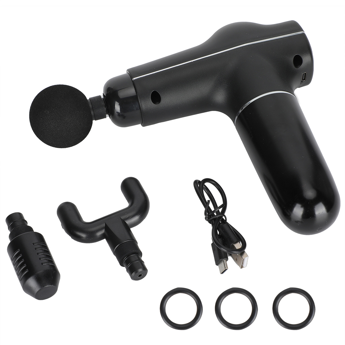 Schwarze Massagepistole, Aufsätze und Ladekabel. Weißer Hintergrund.