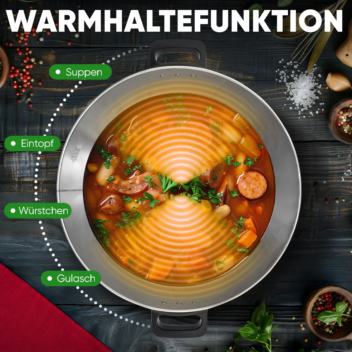 Ein Topf mit Suppe steht auf einem dunklen Holztisch. Der Topf hat eine silberne Oberfläche.