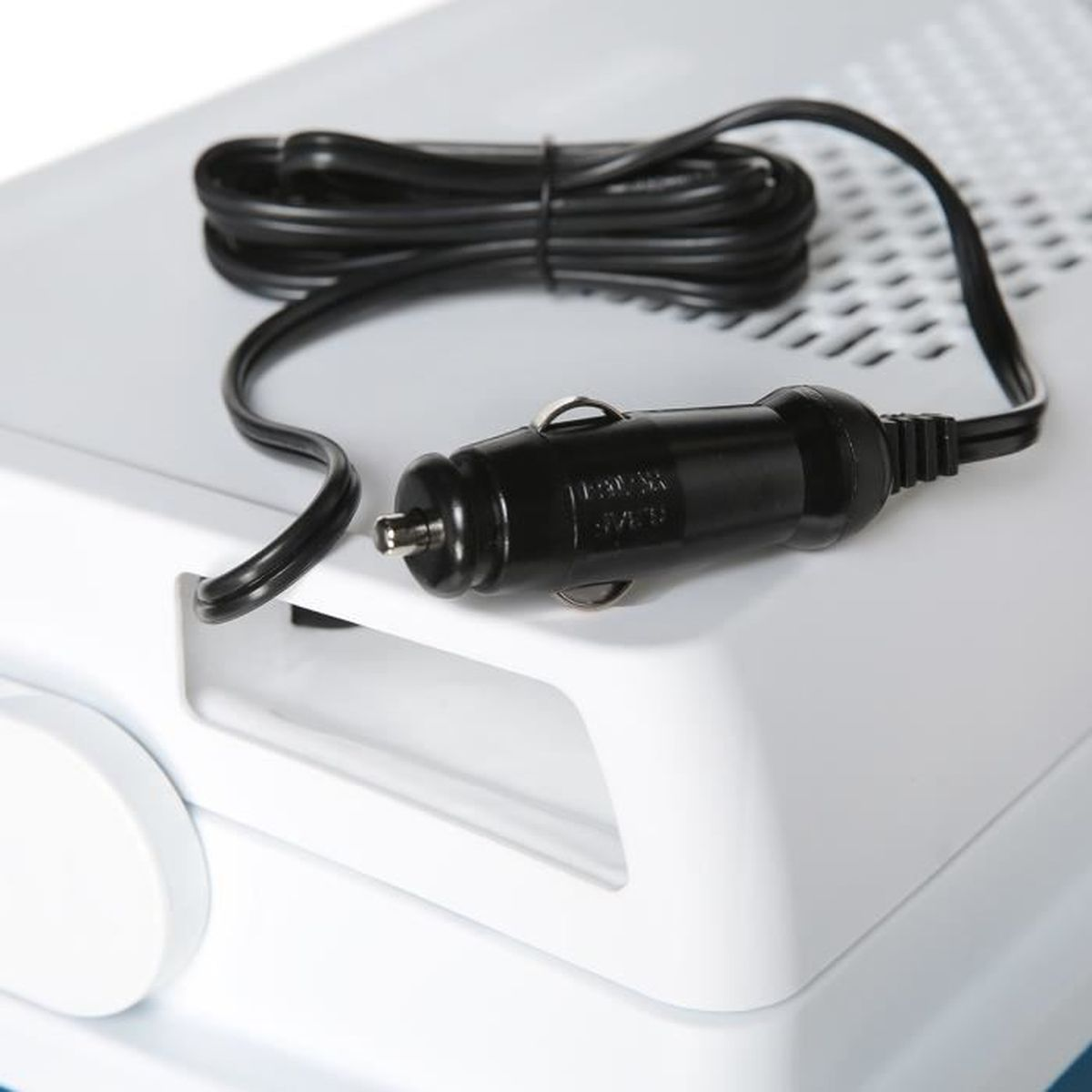 Adaptador de cargador de coche negro con cable en espiral, sobre una superficie de plástico blanco-azul.