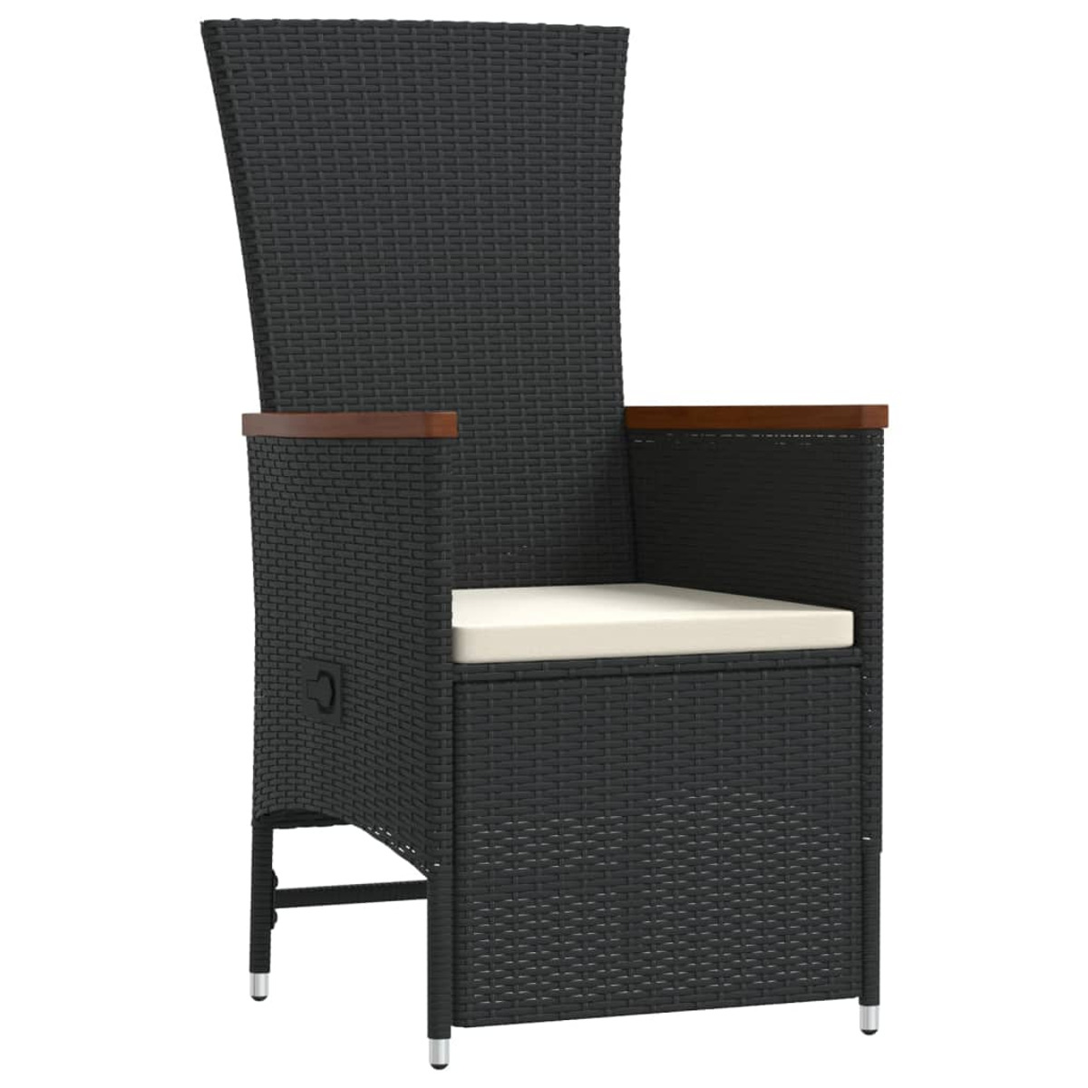 Sedia in vimini nera con schienale alto, braccioli e cuscino color crema, su sfondo bianco.