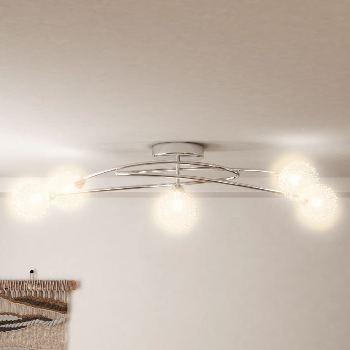 Una moderna lampada da soffitto con più lampadine in un design curvo, che illumina una stanza.
