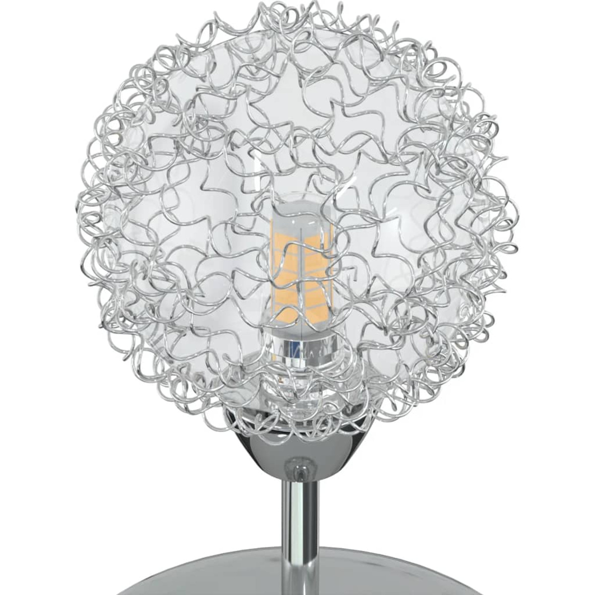 Una lampada argentata con un paralume a rete metallica, che ospita una lampadina dai toni caldi.