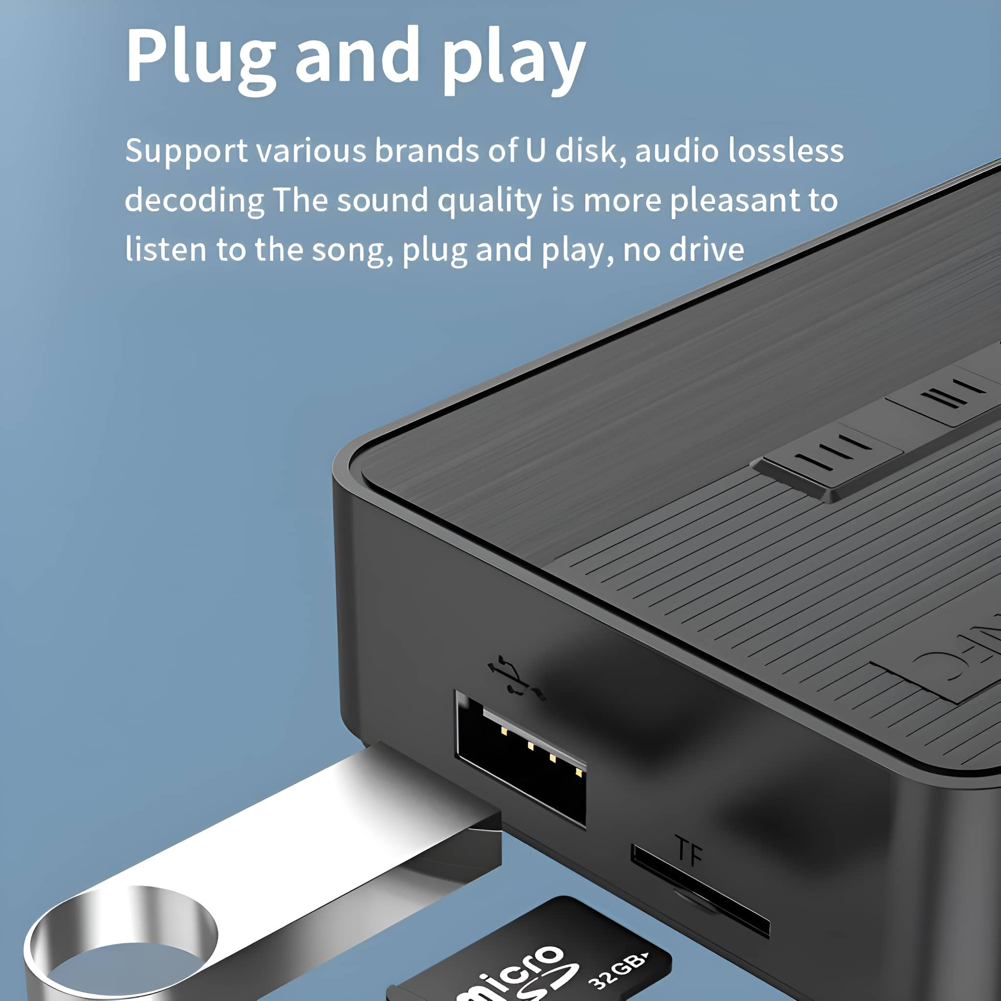 Ein schwarzes Audiogerät mit USB- und TF-Kartensteckplätzen. Ein USB-Stick ist eingesetzt, und eine Micro-SD-Karte ist sichtbar.