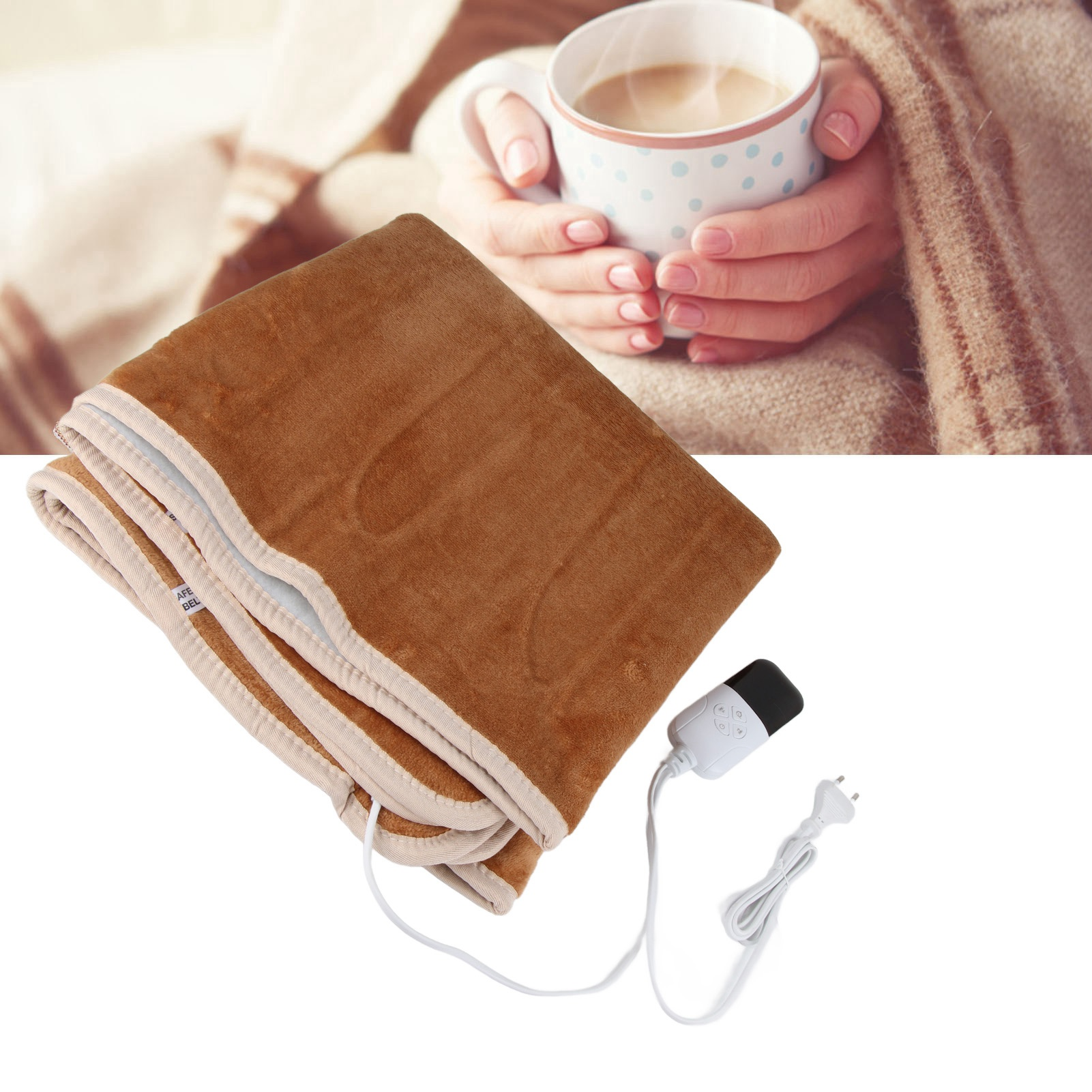 Eine Decke mit Heizkissen und Regler, gehalten von einer Person, die eine Tasse hält.
