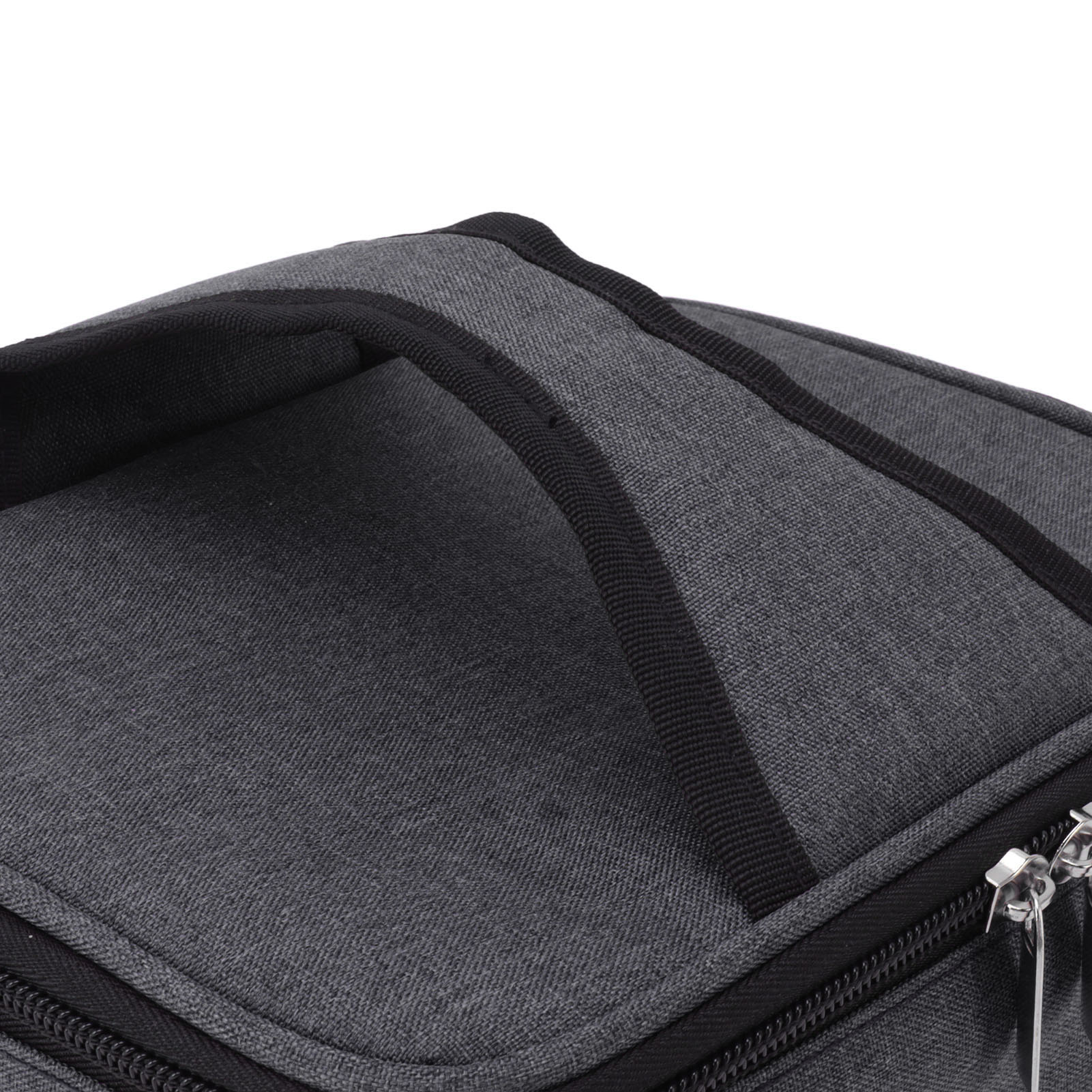 Graue Reisetasche mit schwarzem Griff. Reißverschluss. Weißer Hintergrund.