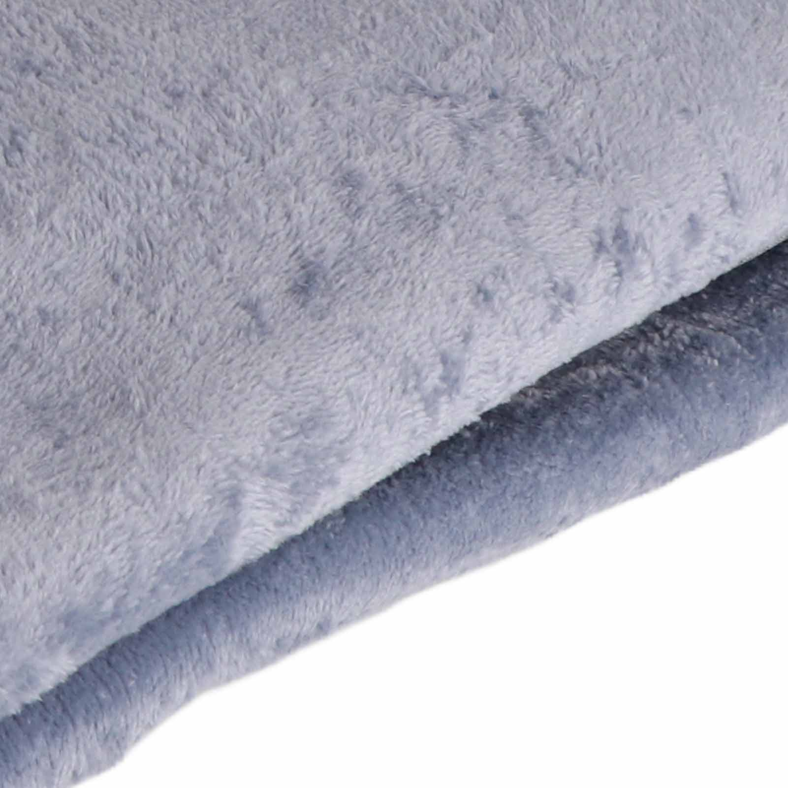 Zwei gefaltete blaue Plüschdecken auf weißem Hintergrund.