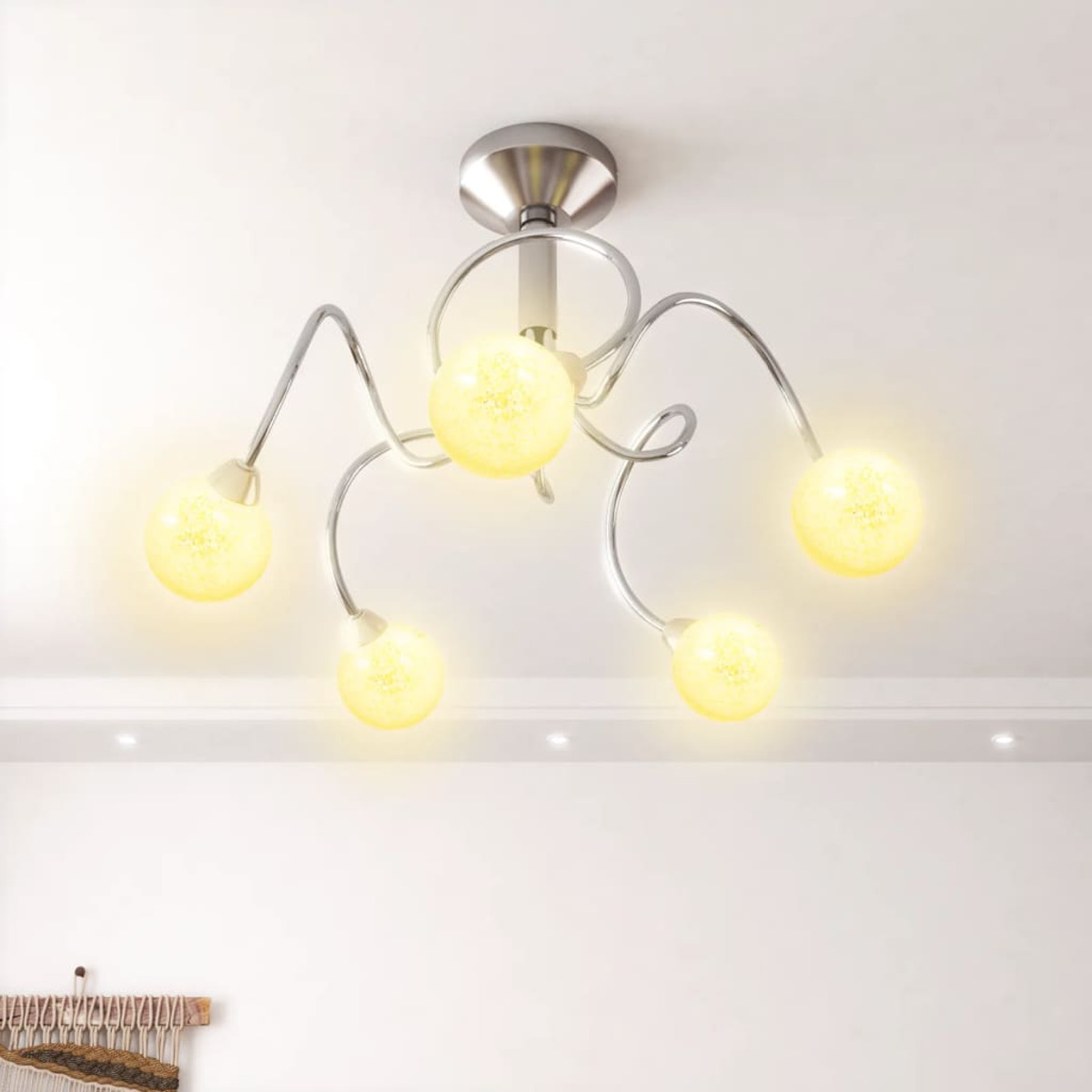 Lampada da soffitto con cinque lampadine sferiche, bracci argentati, soffitto bianco.