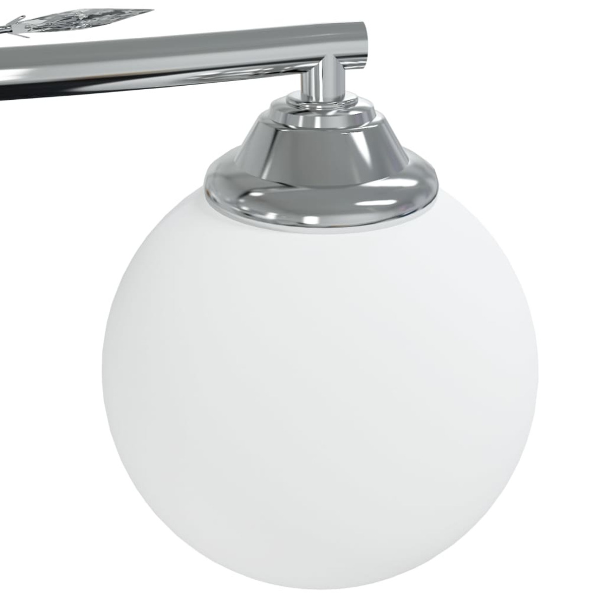 Nahaufnahme einer Chrom-Leuchte mit einem weißen, kugelförmigen Glasschirm.