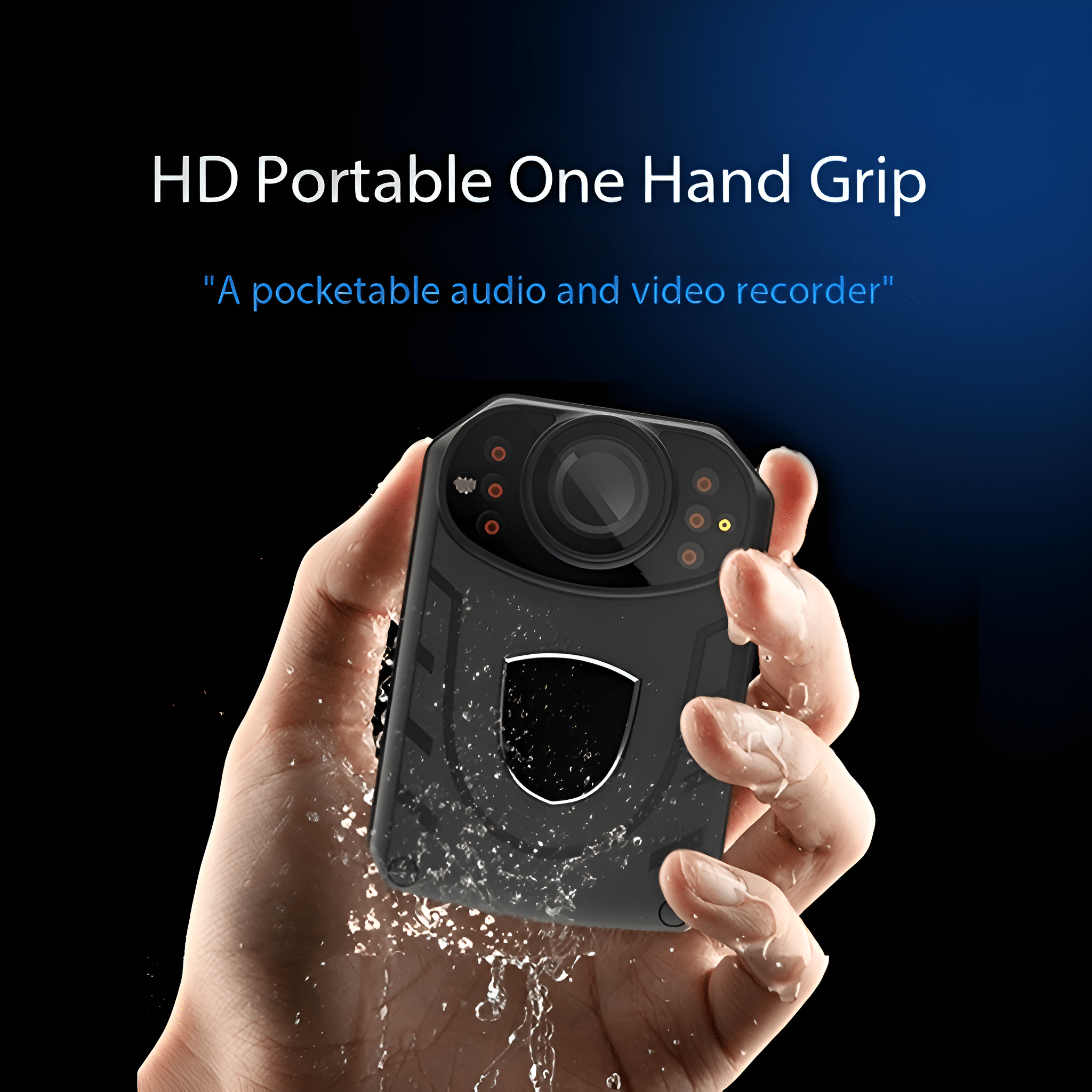 Hand hält eine schwarze Bodycam, mit Wassertropfen und blauem Hintergrund.