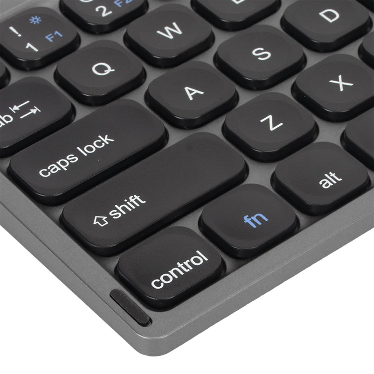 Nahaufnahme einer Tastatur mit schwarzen Tasten. Zu den Tasten gehören Feststelltaste, Umschalt und Strg.