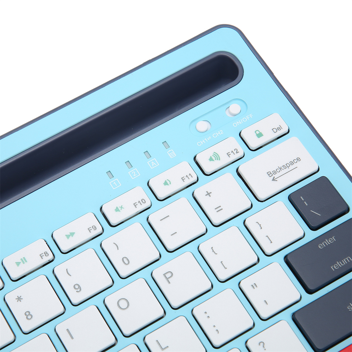 Nahaufnahme einer hellblau-weißen kabellosen Tastatur.