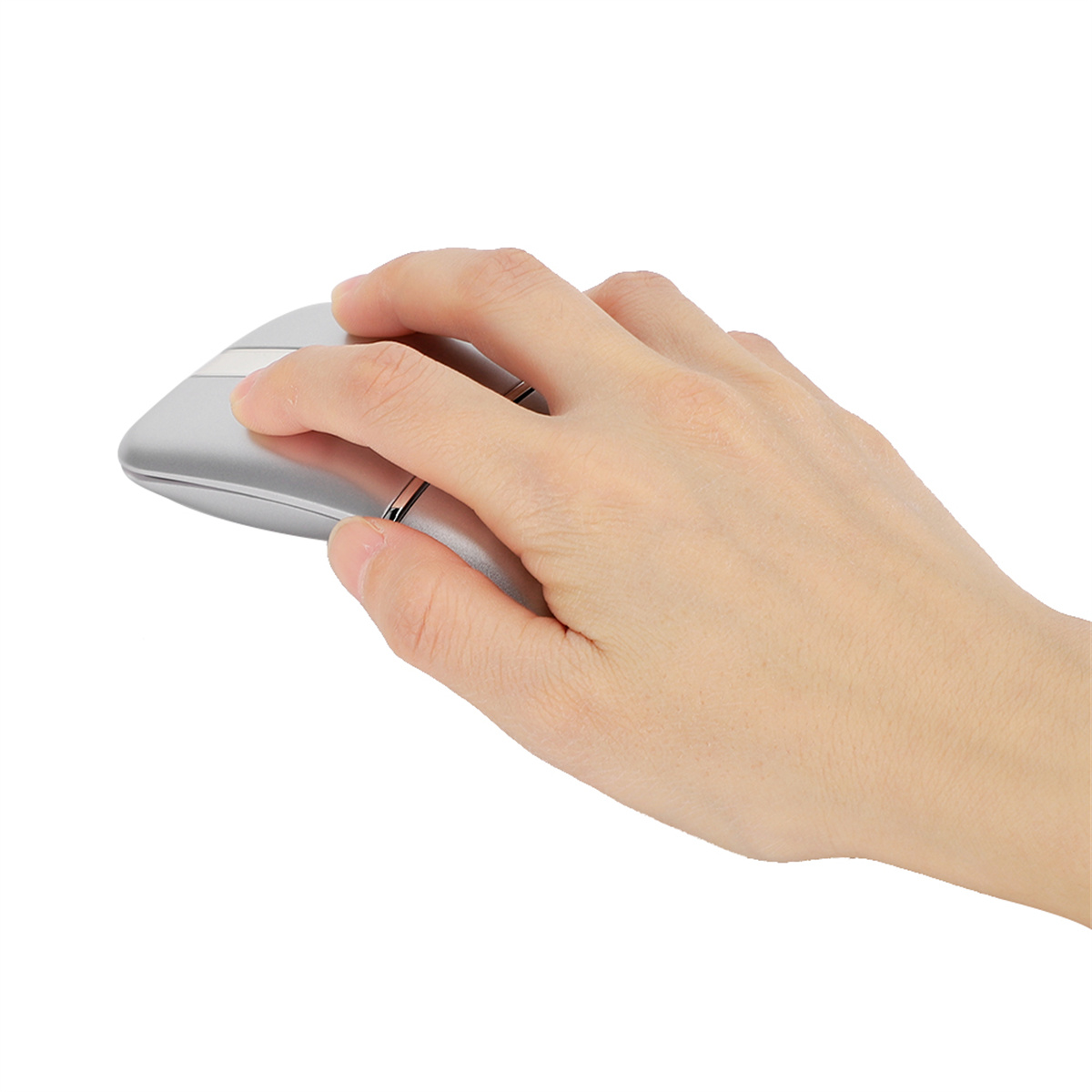 Eine Hand, die eine silberne Computermaus vor weißem Hintergrund hält.