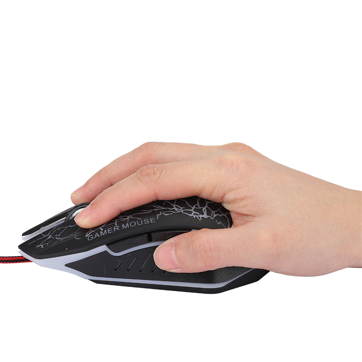Die Hand einer Person, die eine schwarze Gaming-Maus mit weißem blitzartigen Design hält.