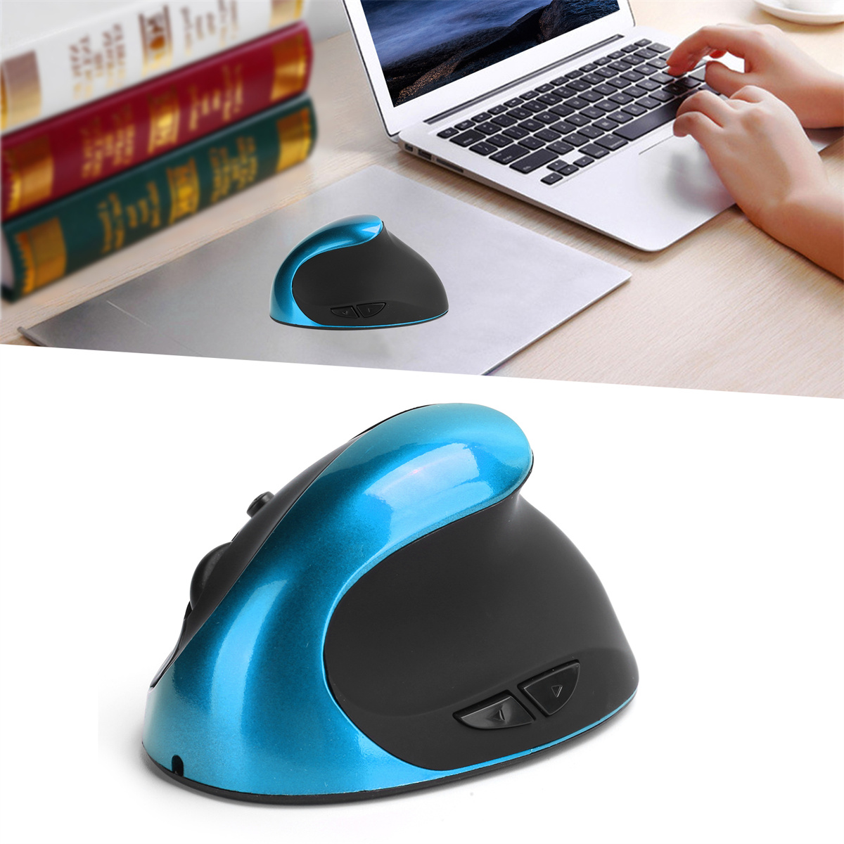 Eine ergonomische Maus liegt auf einer Metalloberfläche, im Hintergrund ein Laptop und Bücher.