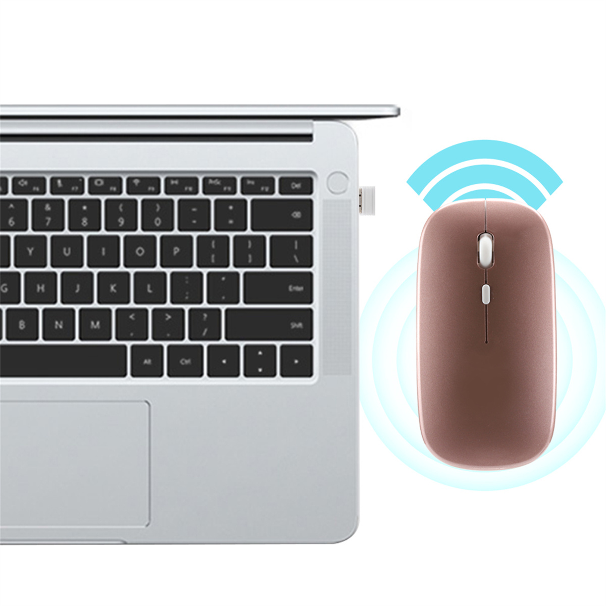 Ein Laptop neben einer braunen drahtlosen Maus, mit einem Empfänger, der in den Laptop gesteckt ist.