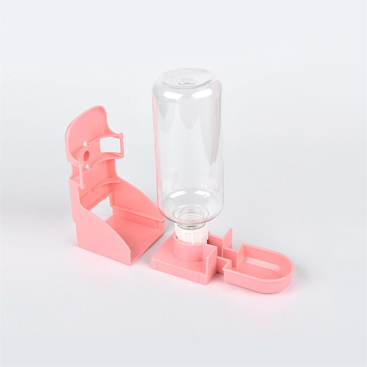 Rosa Haustier-Wasserspender, mit einer durchsichtigen Flasche und einem Sockel. Weißer Hintergrund.