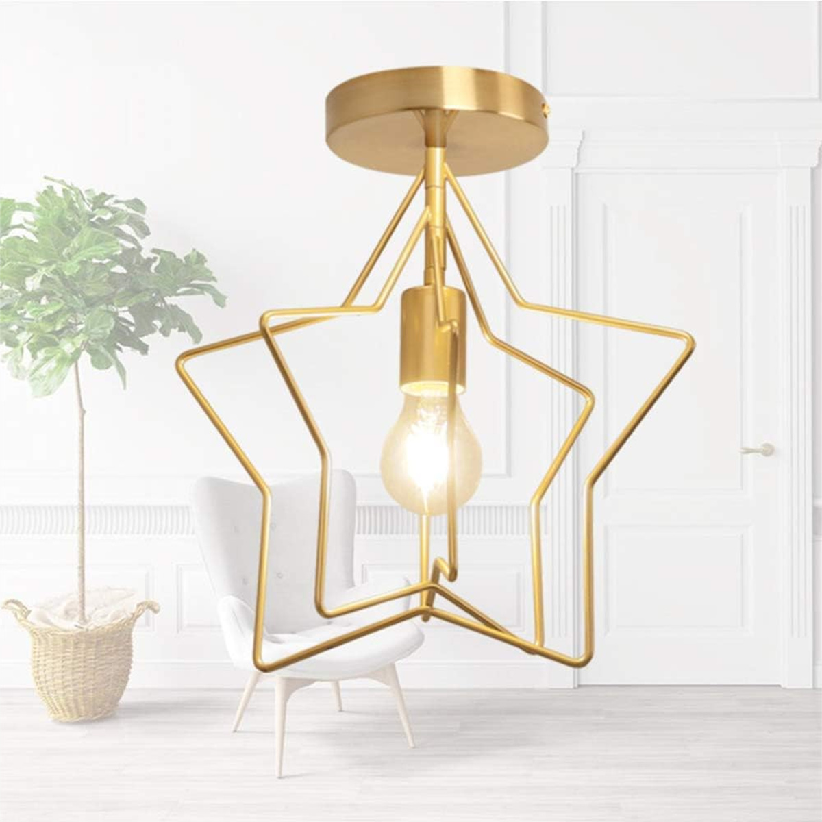 Eine goldene sternförmige Deckenleuchte mit einer Glühbirne in der Mitte.