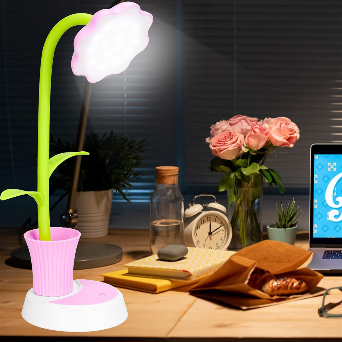 Blumenförmige Schreibtischlampe, Schreibtisch mit Büchern und Blumen in einer Vase.