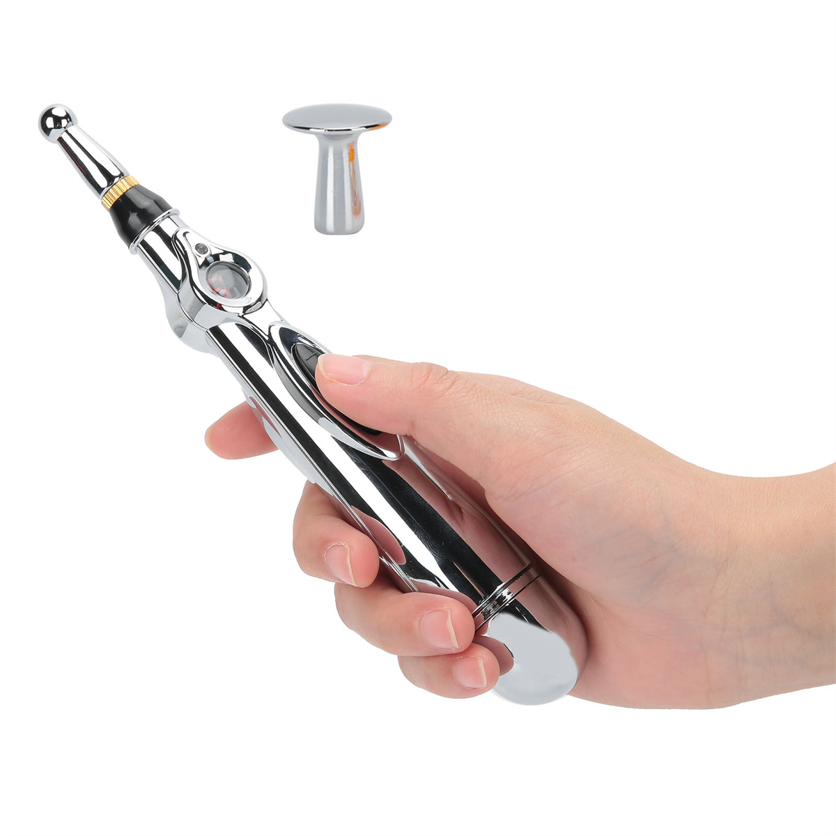 Hand hält silbernen Akupunkturstift mit abgetrenntem Silberteil.