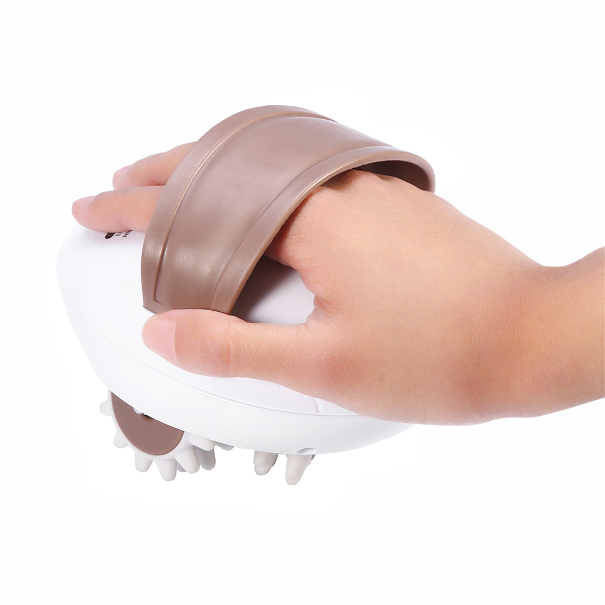 Eine Hand hält ein weißes und braunes Massagegerät. Das Gerät hat rotierende Massageköpfe.