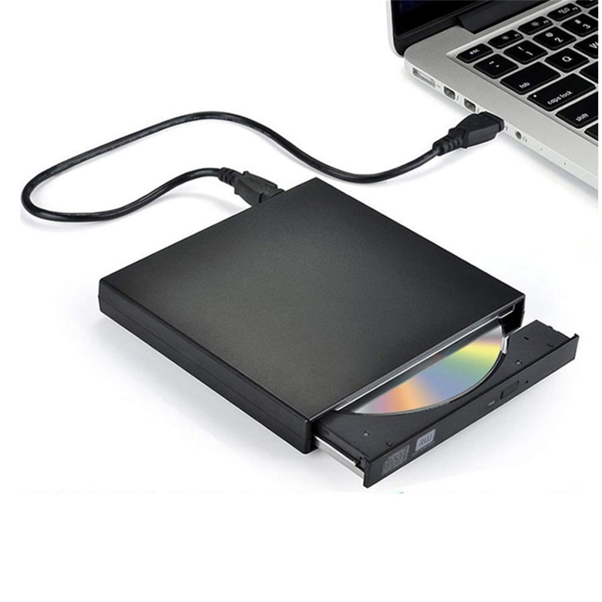 Schwarzes externes CD/DVD-Laufwerk, per USB mit Laptop verbunden, mit eingelegter Disc.