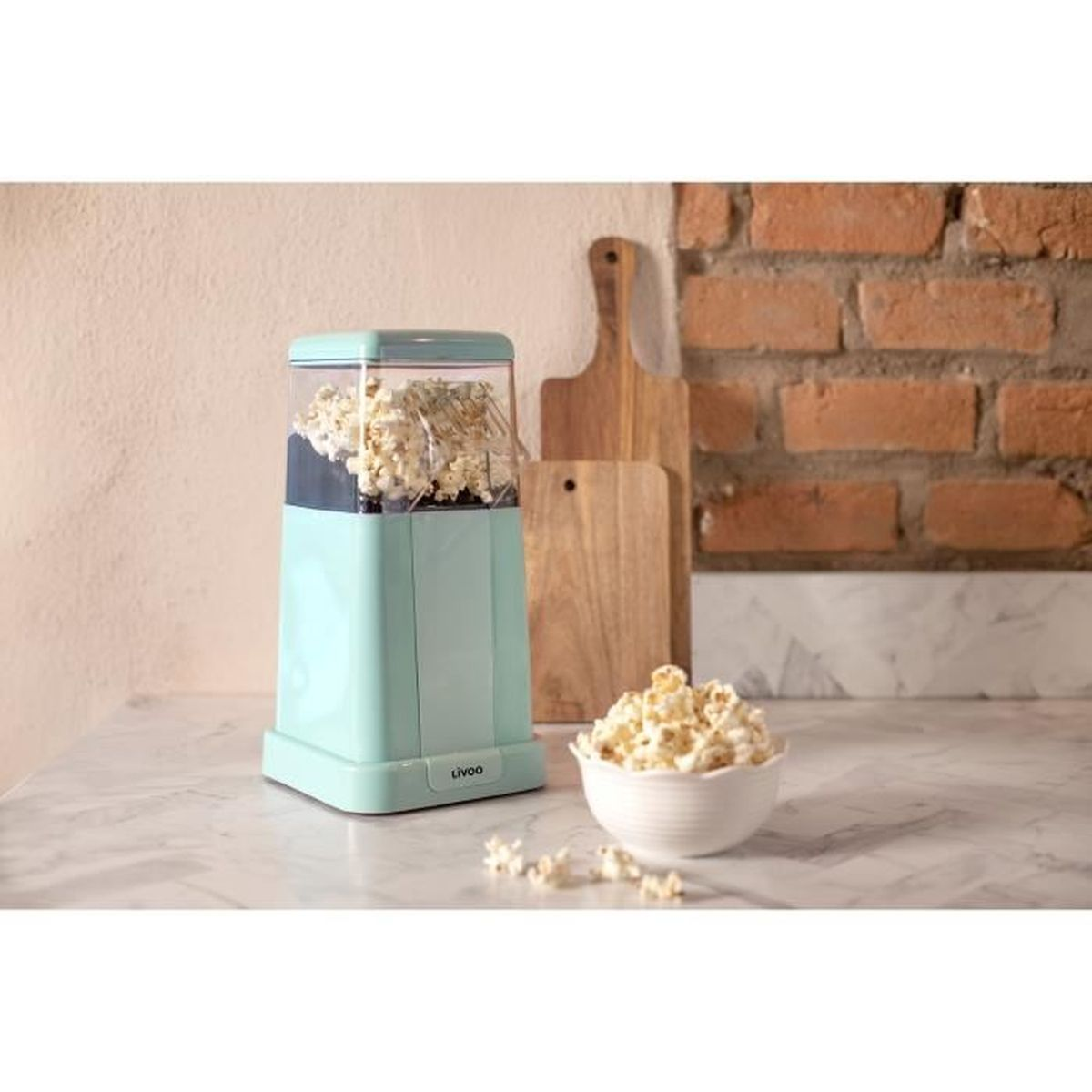 Eine Popcornmaschine mit Popcorn und einer Schüssel Popcorn.
