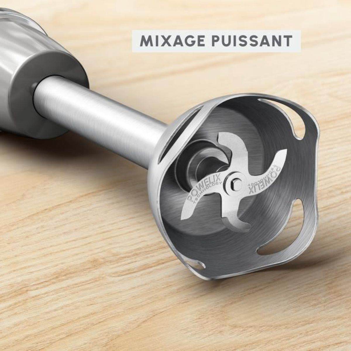 Zbliżenie srebrnego i stalowego ostrza blendera na drewnianej powierzchni.