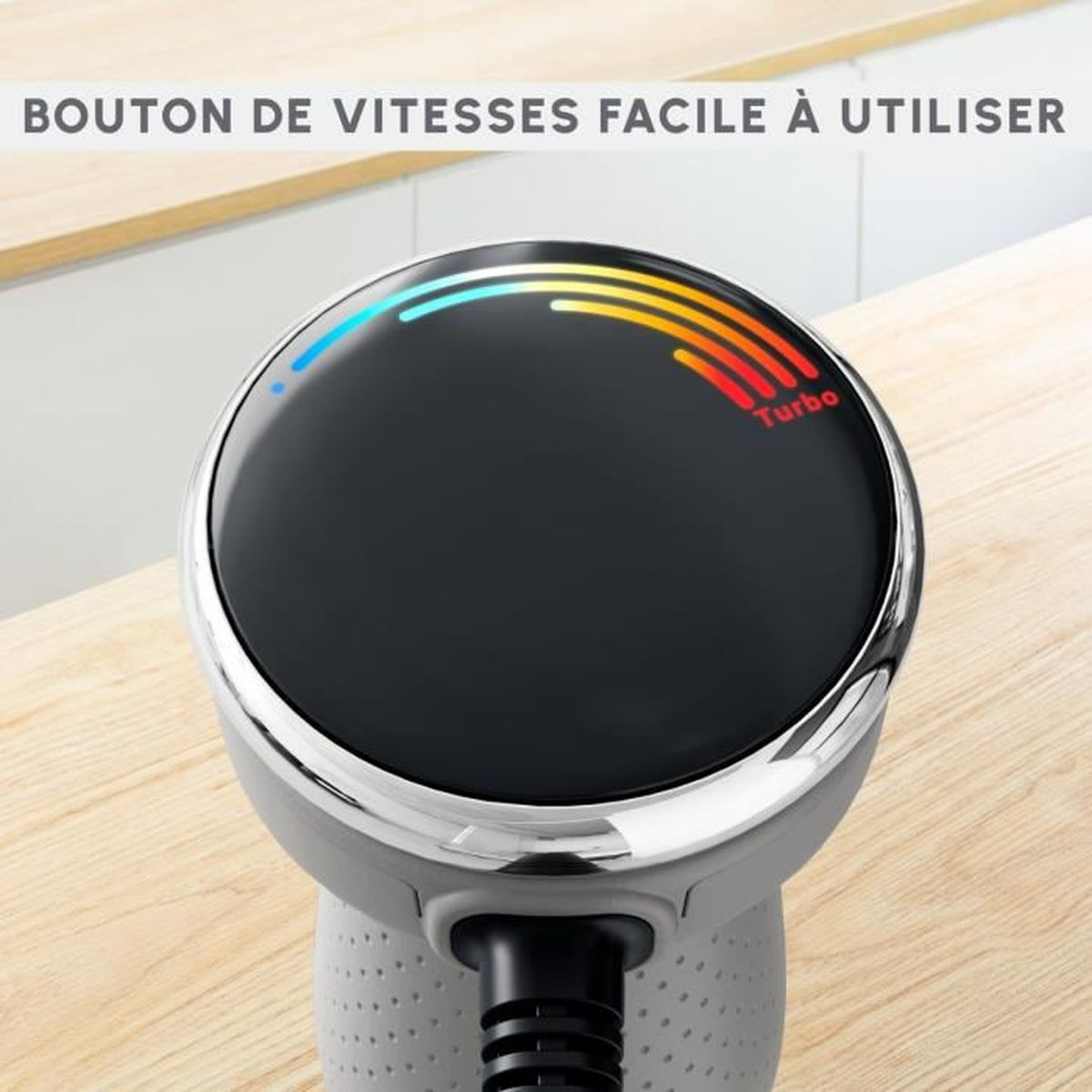 Zbliżenie czarno-srebrnego panelu sterowania urządzenia ze świecącą tarczą.