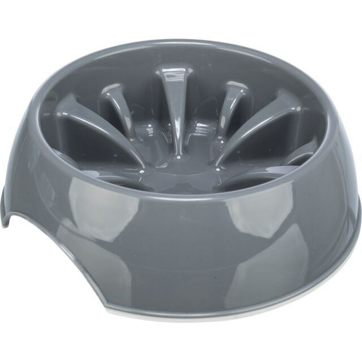 Cuenco para perros de plástico gris con crestas interiores elevadas y un corte curvo.