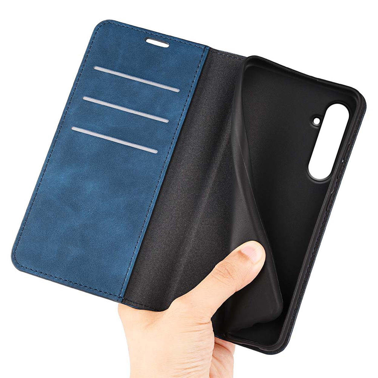 Une coque de téléphone en cuir bleu. La coque du téléphone est ouverte, révélant l'intérieur et un téléphone.