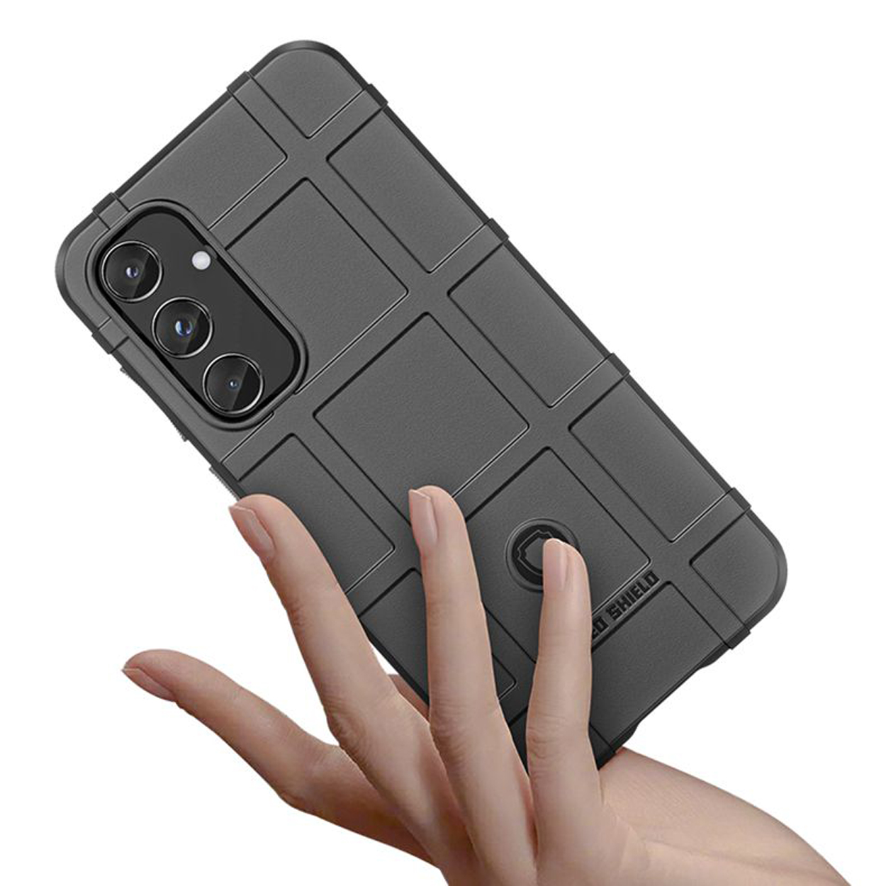 La main d'une personne tenant une coque de téléphone grise. La coque a un design texturé et trois trous pour la caméra.