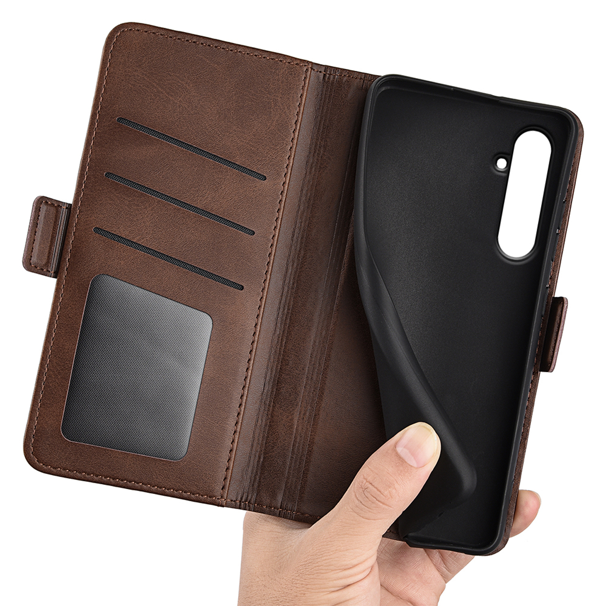 Bruine telefoonhoes open, toont een telefoon en lege kaartsleuven. Hand houdt hoes vast.