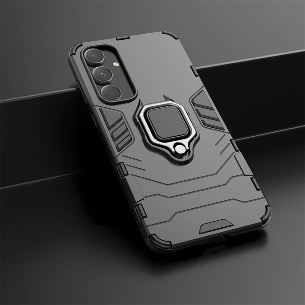 Un étui de téléphone gris avec un support d'anneau à l'arrière, incliné sur une surface noire.