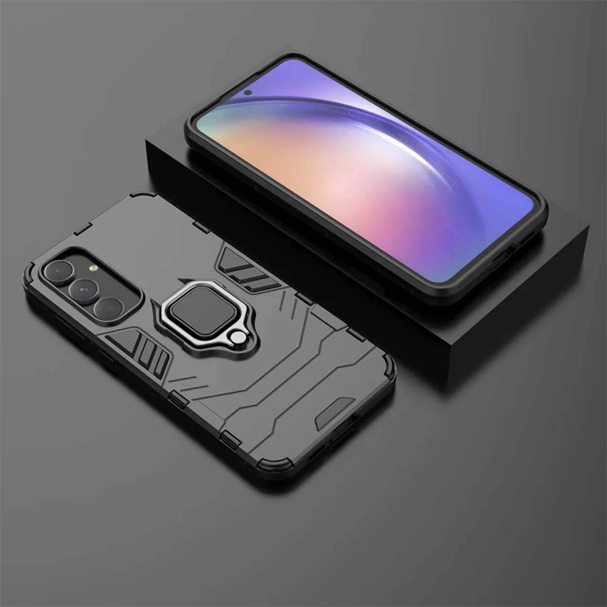 Deux coques de téléphone avec des supports d'anneau, l'une montrant le téléphone à l'intérieur, inclinées sur une surface noire.