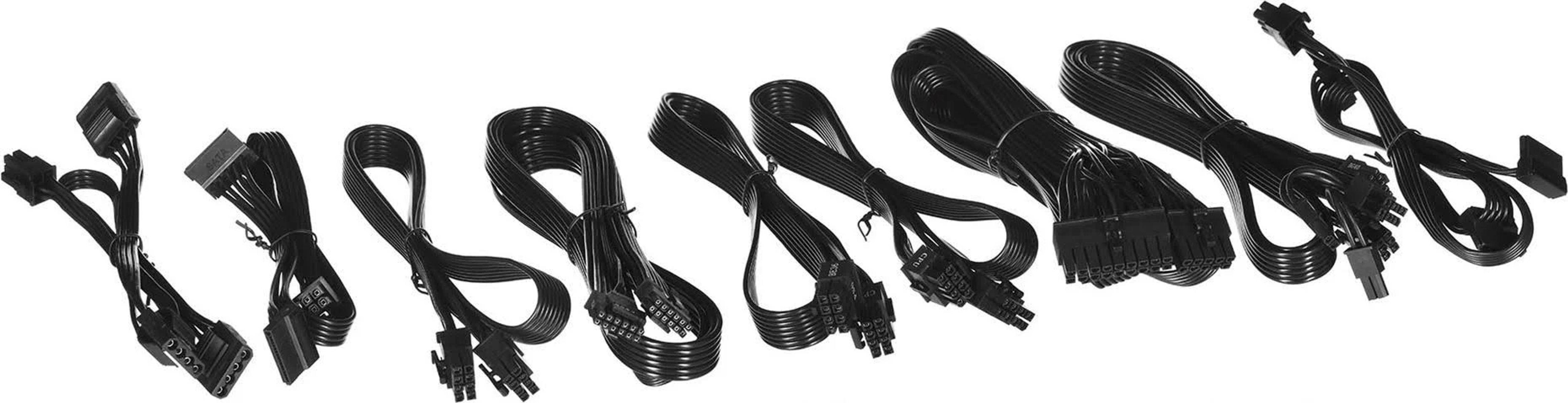 Zbliżenie czarnych kabli zasilających z różnymi złączami, ułożonych w rzędzie.