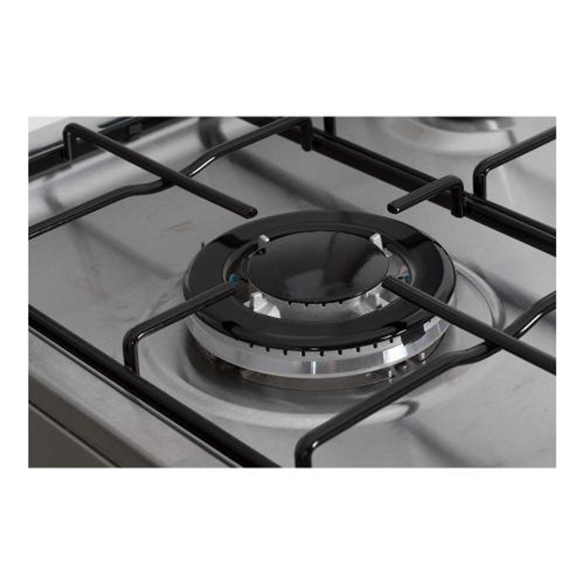 Primer plano de un quemador de estufa de gas de acero inoxidable con rejilla negra.