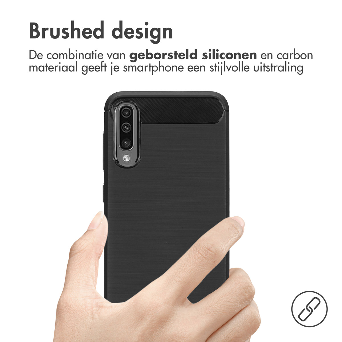 Main tenant un étui de téléphone noir. L'étui est texturé et possède une découpe pour la caméra.