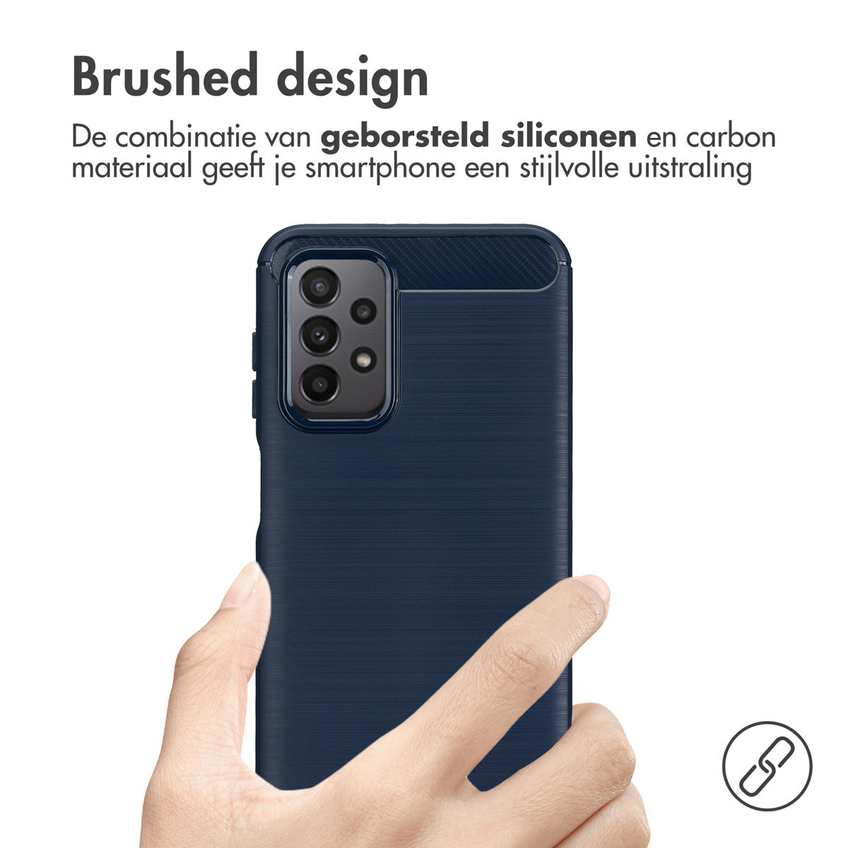 Een blauwe telefoonhoes met een getextureerd, geborsteld ontwerp wordt door een hand vastgehouden. De hoes heeft een camera-uitsparing.