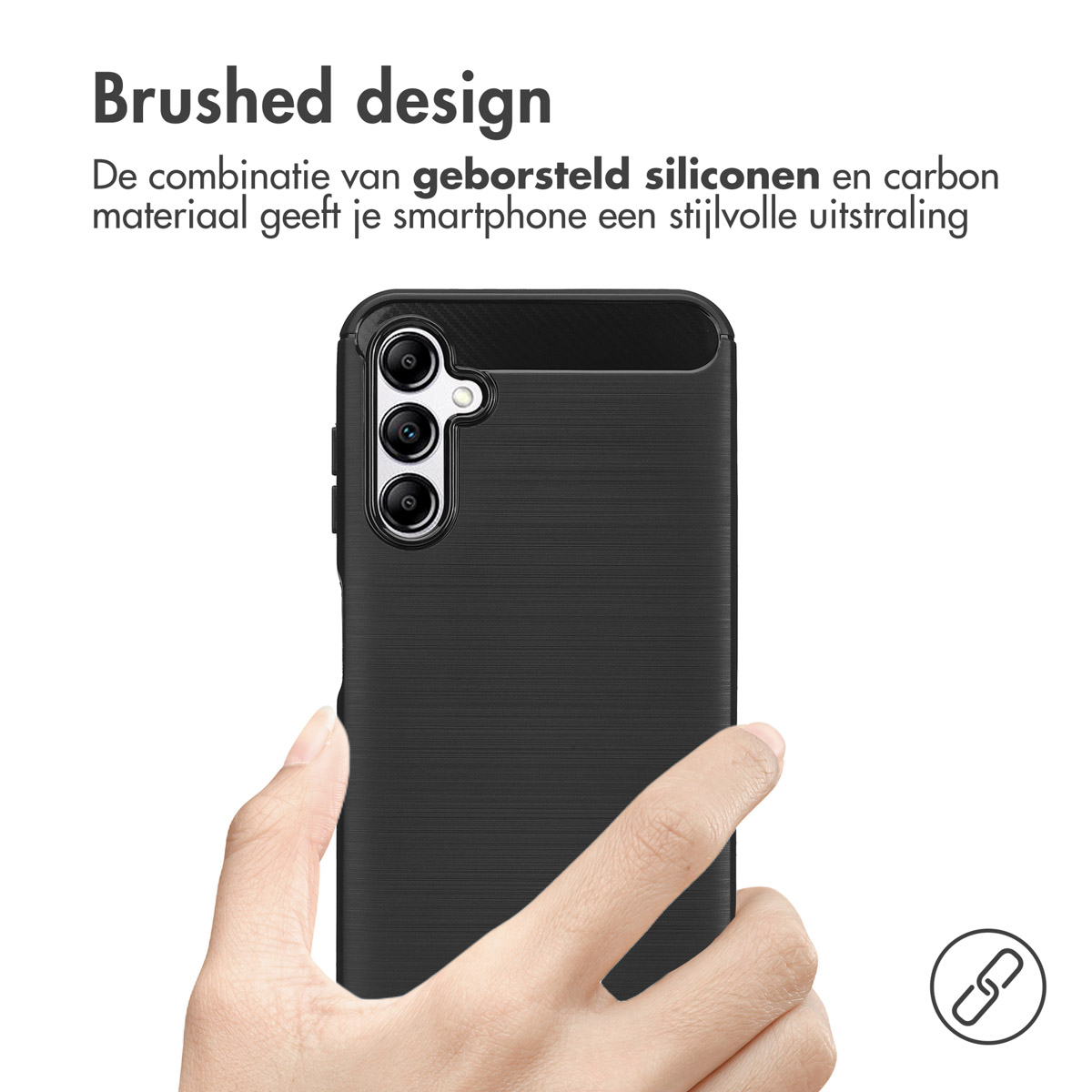 Main tenant une coque de téléphone noire avec un motif texturé. Texte : Brushed design.