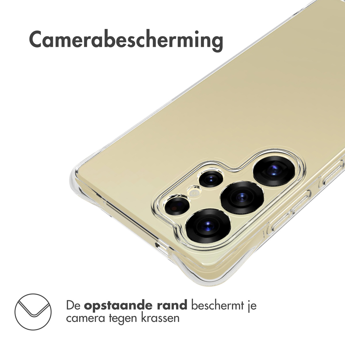 Primo piano di una custodia per telefono, che protegge la fotocamera. La custodia è trasparente con un telefono dorato.