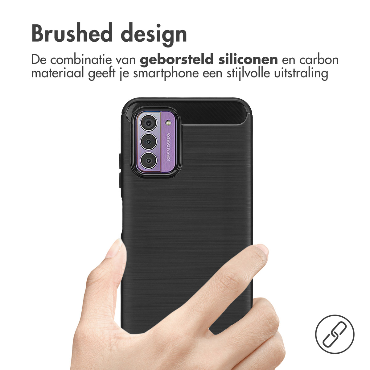 Een persoon die een zwarte telefoonhoes vasthoudt. De hoes heeft een geborsteld ontwerp en een camera.